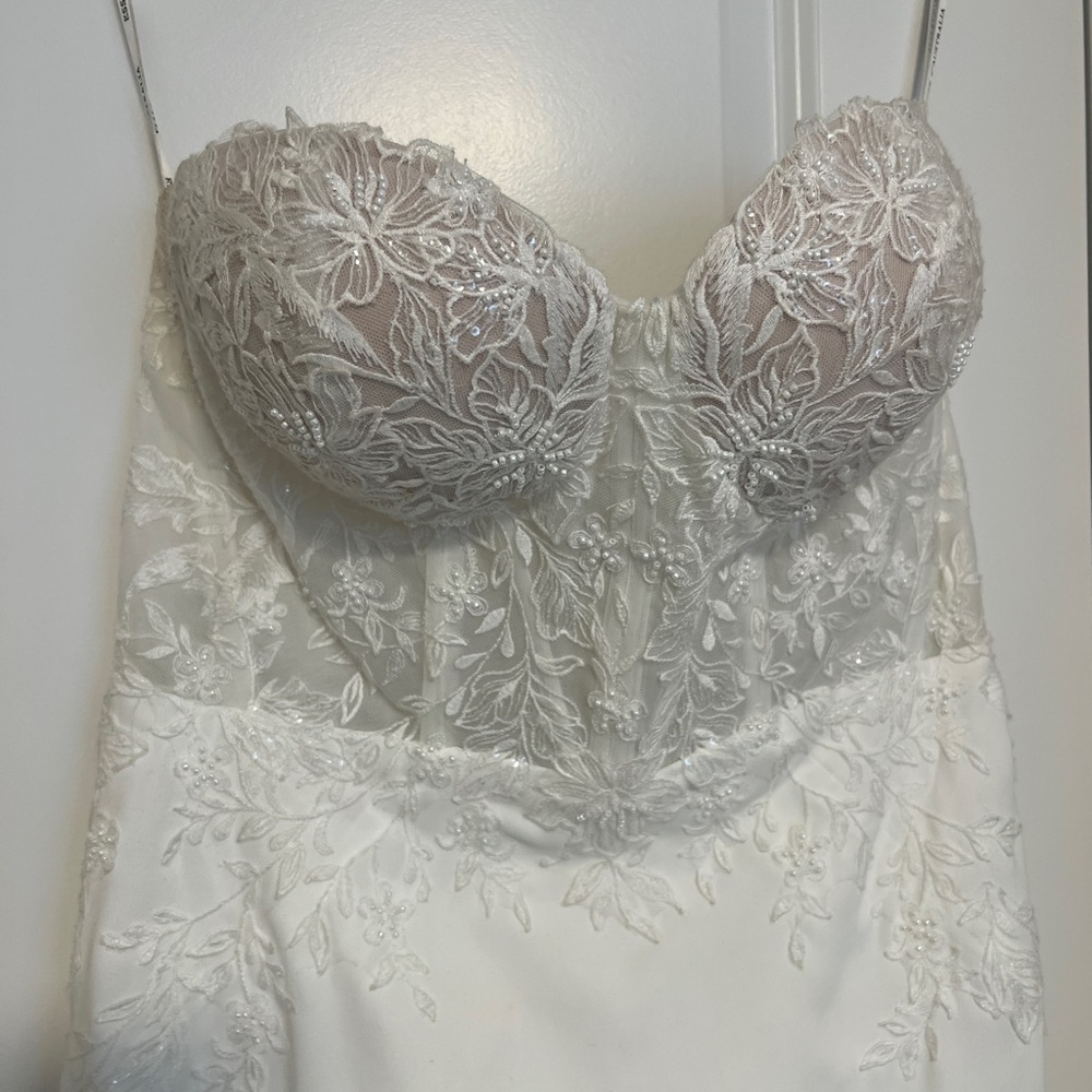 Essence of Australia Fitted Lace/Crepe Wedding Dress